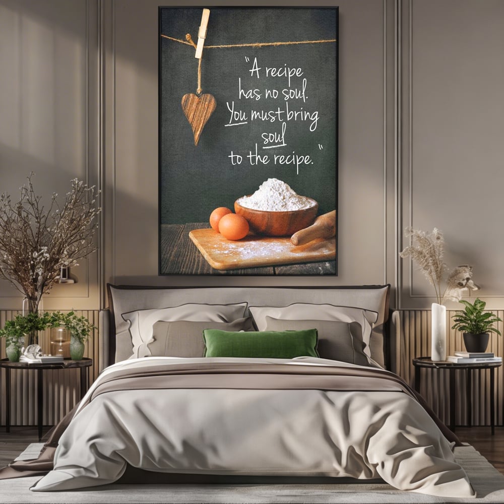 Tablou canvas cu tablou canvas cu citat culinar si faina, in rama de aluminiu negru, pe perete intr-un dormitor